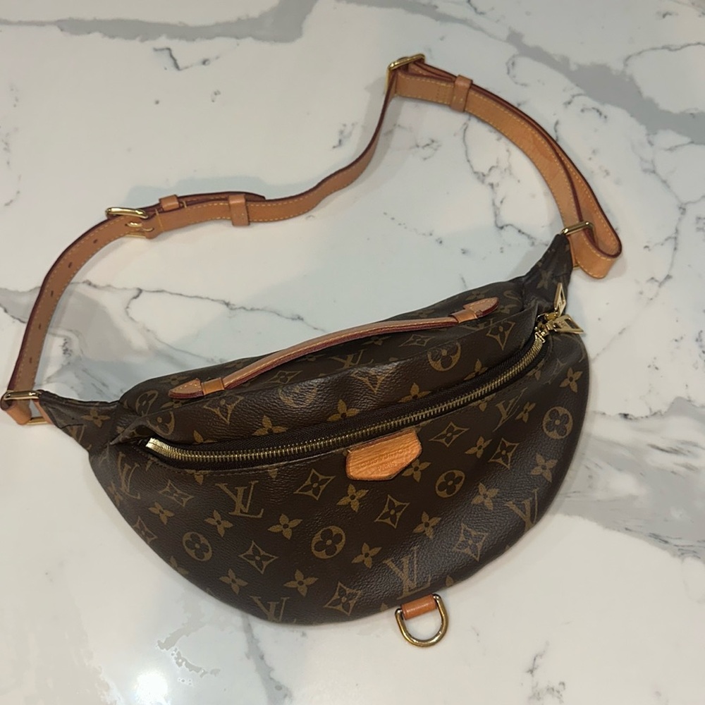 LOUIS VUITTON
Monogram LV Bumbag bag authentic pre loved sold out